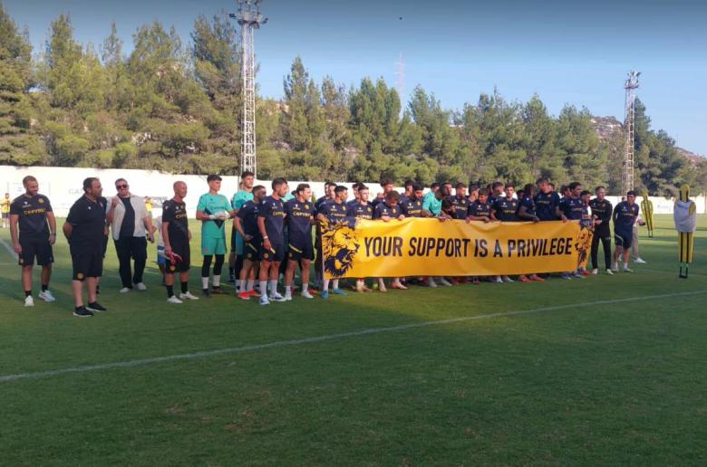 Άνοιξαν πανό... με μήνυμα στον κόσμο τους!