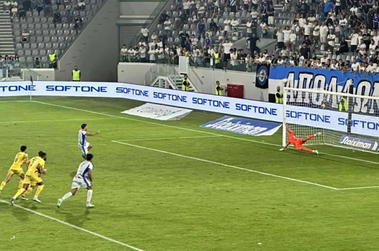 On field review, πέναλτι και... ψηλά έξω ο Βέισμπεκ