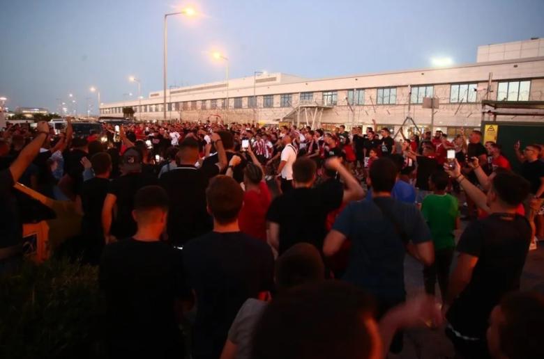 Πάνω από 2.000 στην άφιξη του Ποντένσε στο “Ελ. Βενιζέλος”