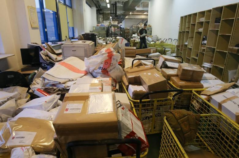 Ευρωπαϊκά ταχυδρομεία περιορίζουν τις αποστολές δεμάτων στις ΗΠΑ