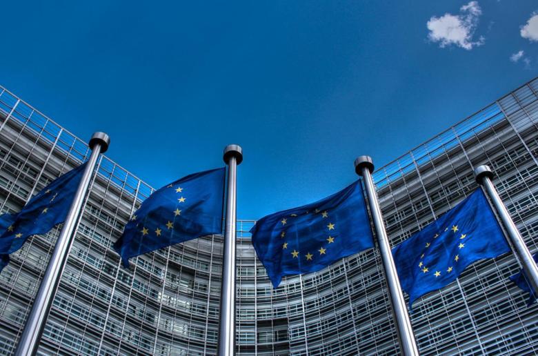 Οι Βρυξέλλες αναστέλλουν τα αντίμετρα μετά την εμπορική συμφωνία που συνήφθη με τον Τραμπ