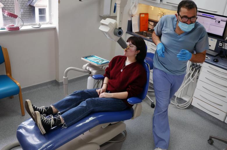 Στο 6,3% όσοι δεν έλαβαν οδοντιατρική περίθαλψη στην ΕΕ  το 2024 λόγω λιστών-κόστους