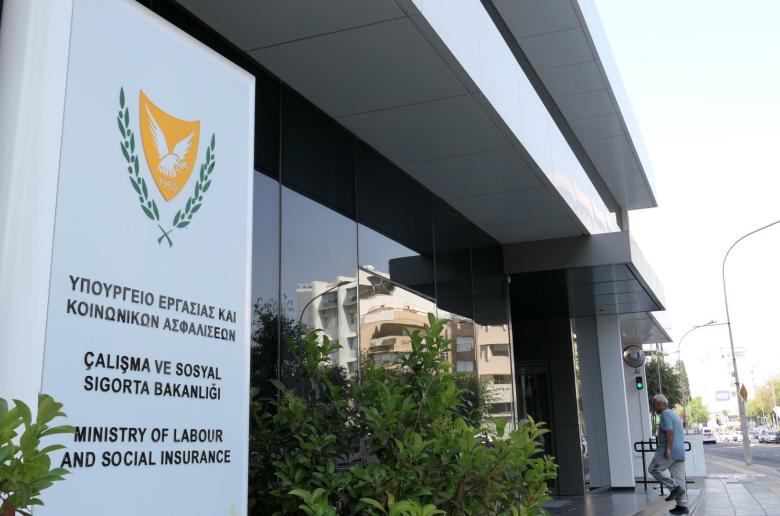 Σε εξέλιξη σύσκεψη στο Υπουργείο Εργασίας για την ΑΤΑ