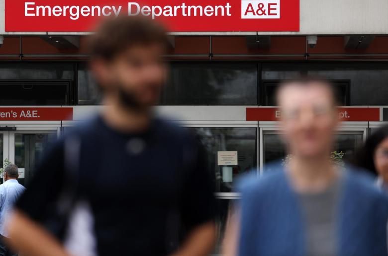 Οι ειδικευόμενοι γιατροί στο ΗΒ σε πενθήμερη απεργία με μισθολογικά αιτήματα