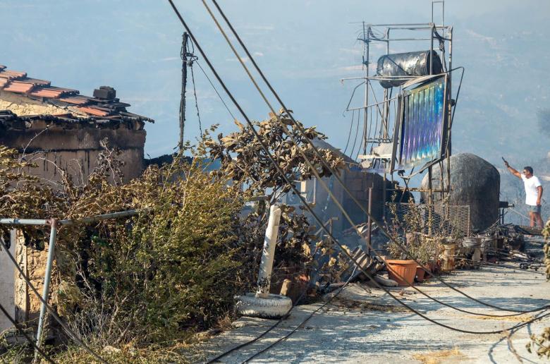 Χωρίς ηλεκτροδότηση δεκαέξι κοινότητες εξαιτίας της πυρκαγιάς