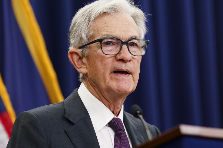 Ο Πρόεδρος της FED ανοίγει το δρόμο για περικοπές επιτοκίων, αλλά δεν δεσμεύεται