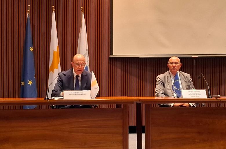 ΥΠΟΙΚ: Υπογράφει δανειακές συμβάσεις με ΕΤεΠ 