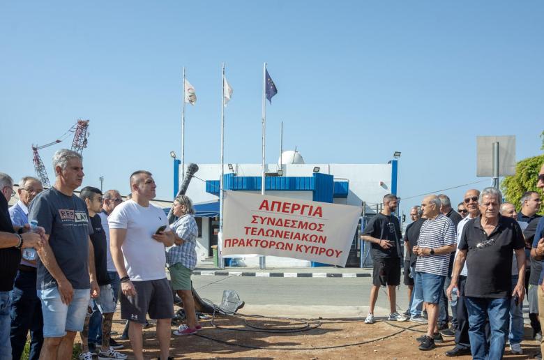 Σε έκτακτη Γενική Συνέλευση ξανά το Σάββατο οι εκτελωνιστές