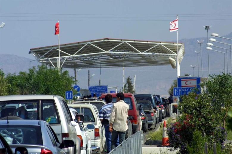 Θα δημοσιοποιούν τα ονόματα ταξί και άλλων επαγγελματιών που γεμίζουν από Κατεχόμενα