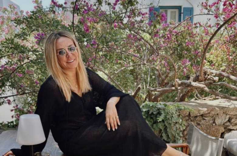 Γιώτα Δαμιανού: Η ρομαντική στιγμή με τον σύζυγό της με θέα το ηλιοβασίλεμα της Μυκόνου (Φωτός)