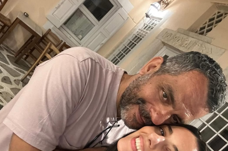Γιώργος Ρούσσος - Νατάσα Τούρζα: Οι όμορφες οικογενειακές στιγμές τους από την Τήνο (Φωτός)