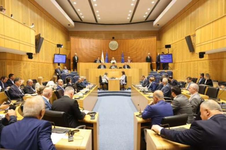 Αύξηση μισθών βουλευτών κατά €1.082 τον μήνα σε 5 χρόνια, αλλά φωνάζουν για τους Δημόσιους