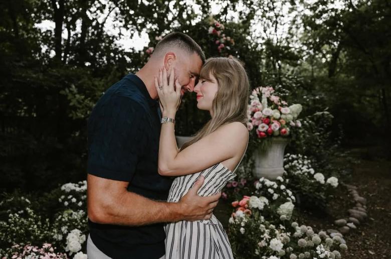 Παντρεύεται η Taylor Swift: Δέχθηκε πρόταση γάμου από τον Travis Kelce (Φωτός)