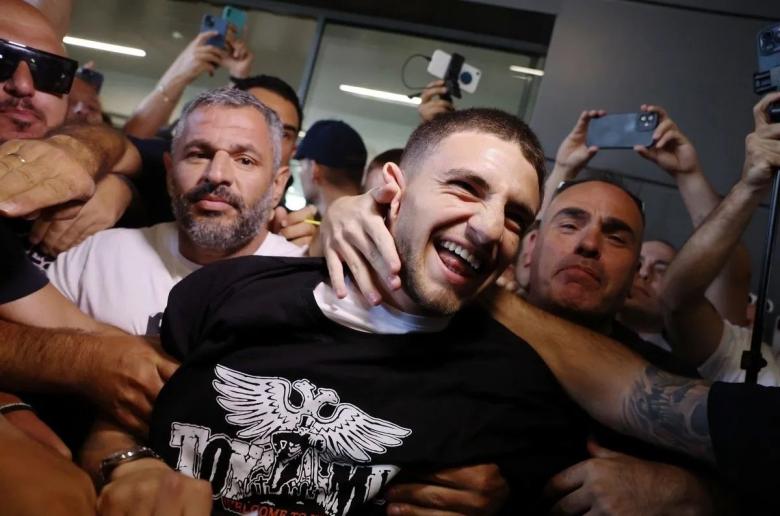 (ΒΙΝΤΕΟ) Τρέλα για Ζαφείρη: Απίστευτη υποδοχή από τους ΠΑΟΚτζήδες!