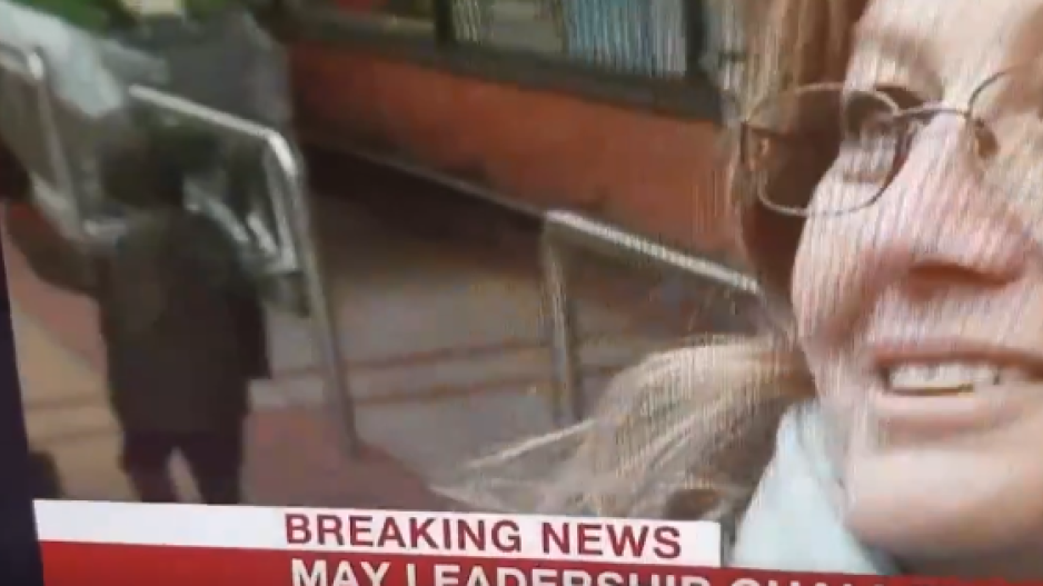 Ξαφνική εμφάνιση παιδιού στο BBC